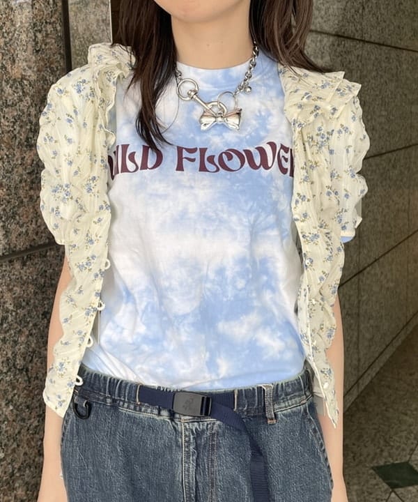 加歩さんの「BEAMS WOMEN｜フラワー プリント シャーリング ブラウス」を使ったコーディネート