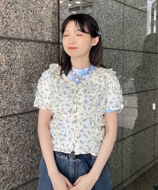 加歩さんの「BEAMS WOMEN｜フラワー プリント シャーリング ブラウス」を使ったコーディネート