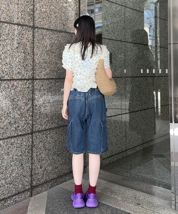 加歩さんの「BEAMS WOMEN｜フラワー プリント シャーリング ブラウス」を使ったコーディネート