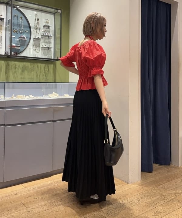 山本 里南さんの「BEAMS WOMEN｜ギャザー ホルターネック パフスリーブ ブラウス」を使ったコーディネート