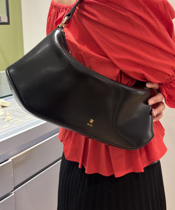 山本 里南さんの「BEAMS WOMEN｜ギャザー ホルターネック パフスリーブ ブラウス」を使ったコーディネート