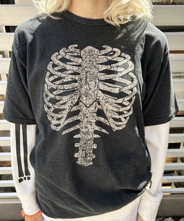 MATSUMOTO AMIさんの「BEAMS WOMEN｜【別注】BOW WOW / BONE T-shirt」を使ったコーディネート