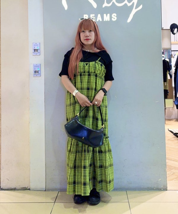 オカベ　アヤカさんの「BEAMS WOMEN｜ビッグカラー オフショルダー Tシャツ」を使ったコーディネート