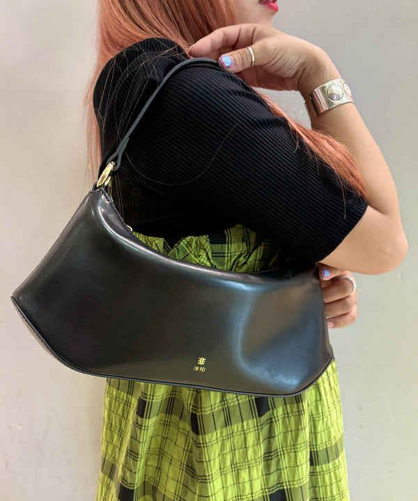 オカベ　アヤカさんの「BEAMS WOMEN｜ビッグカラー オフショルダー Tシャツ」を使ったコーディネート