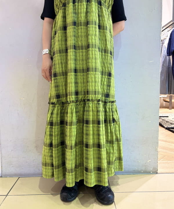 オカベ　アヤカさんの「BEAMS WOMEN｜ビッグカラー オフショルダー Tシャツ」を使ったコーディネート