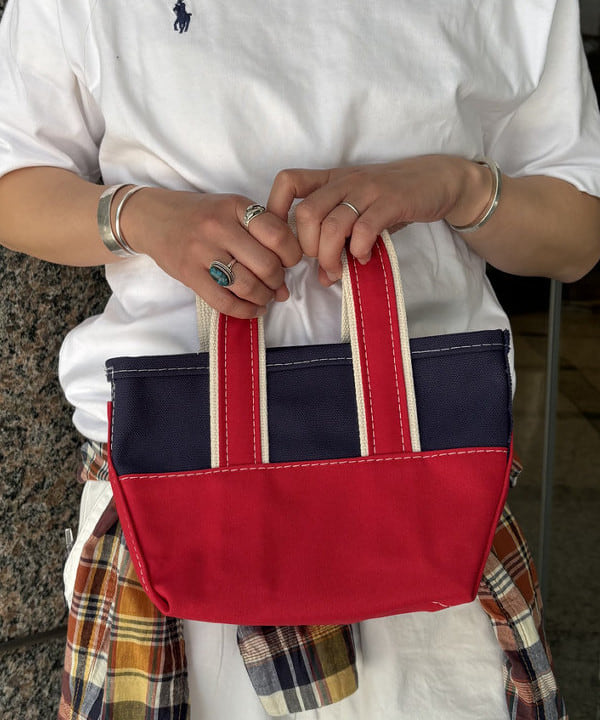 サイトウ　トモミさんの「BEAMS WOMEN｜L.L.Bean × BEAMS PLUS ＆ BEAMS BOY / Deep Bottom Deluxe Boat and Tote Mini」を使ったコーディネート