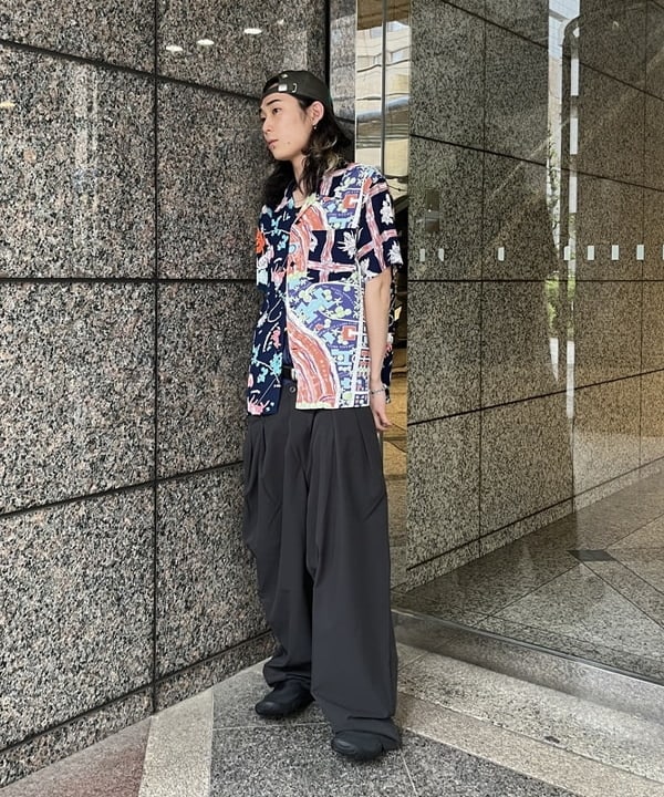 菊田 悠さんの「BEAMS WOMEN｜メッシュライク 2プリーツ テーパード スラックス」を使ったコーディネート