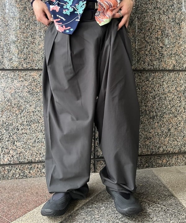 菊田 悠さんの「BEAMS WOMEN｜メッシュライク 2プリーツ テーパード スラックス」を使ったコーディネート