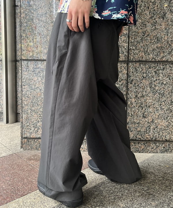 菊田 悠さんの「BEAMS WOMEN｜メッシュライク 2プリーツ テーパード スラックス」を使ったコーディネート