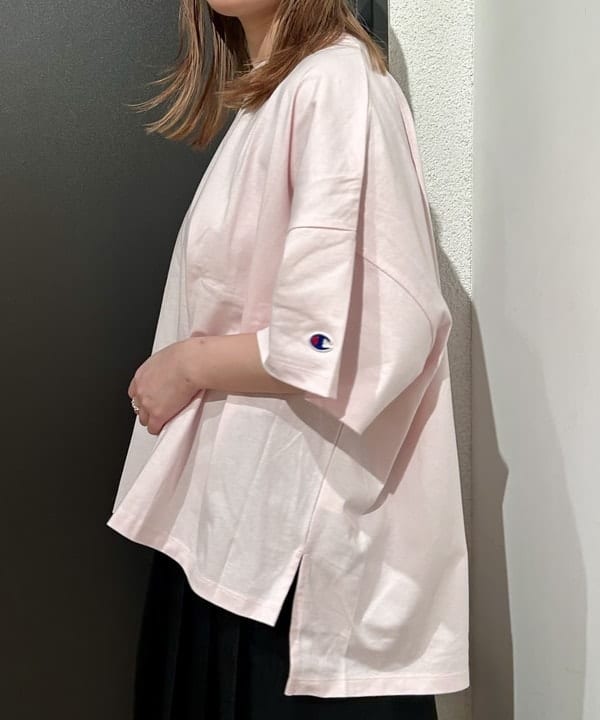 早川 萌子さんの「BEAMS WOMEN｜【別注】Champion / ショートスリーブ Tシャツ」を使ったコーディネート