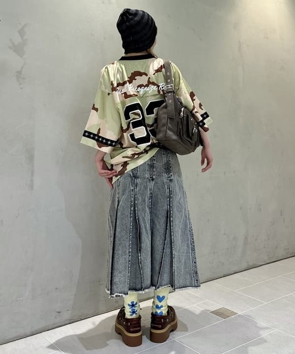 ヒカリさんの「BEAMS WOMEN｜デニム タック ミディアム スカート」を使ったコーディネート