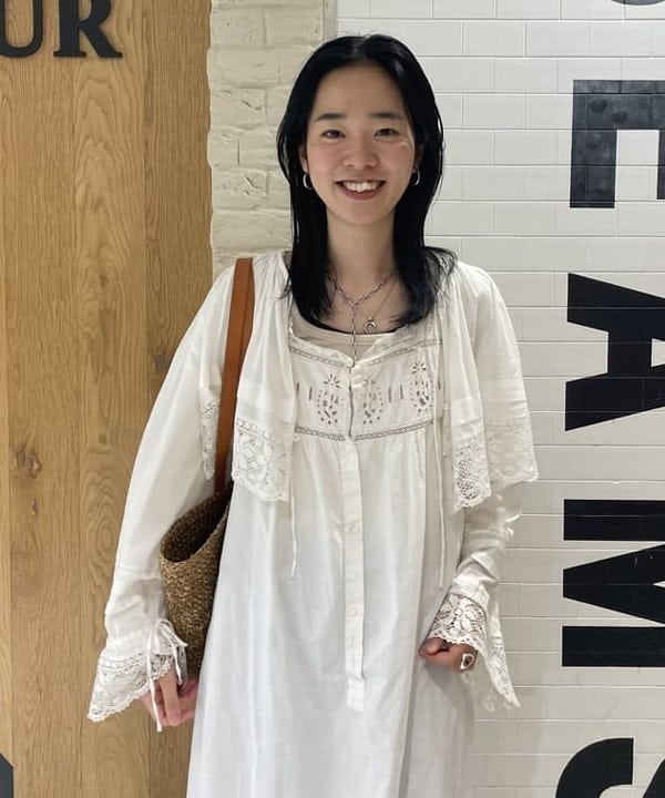 津藤 理佐子さんの「BEAMS WOMEN｜ヴィンテージ レース ブラウス」を使ったコーディネート