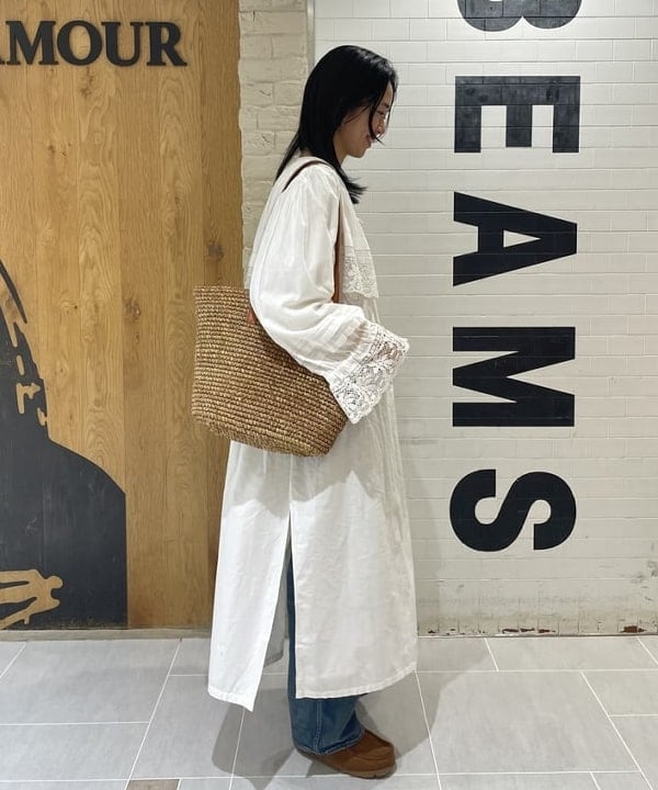 津藤 理佐子さんの「BEAMS WOMEN｜ヴィンテージ レース ブラウス」を使ったコーディネート