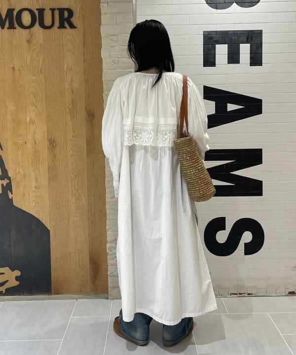 津藤 理佐子さんの「BEAMS WOMEN｜ヴィンテージ レース ブラウス」を使ったコーディネート