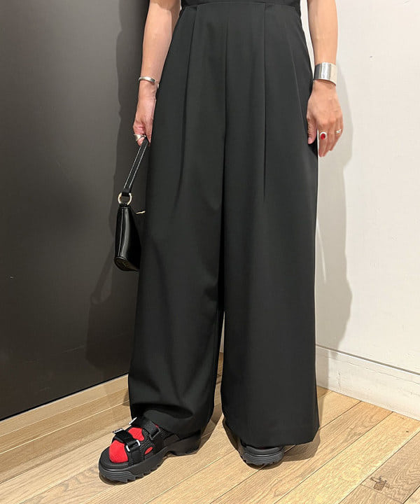 吉田 奈央さんの「BEAMS WOMEN｜フリル ギャザー サロペット」を使ったコーディネート
