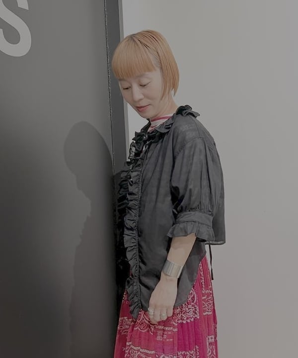 吉田 奈央さんの「BEAMS WOMEN｜コットン リネン フリル ギャザー ショートスリーブ」を使ったコーディネート