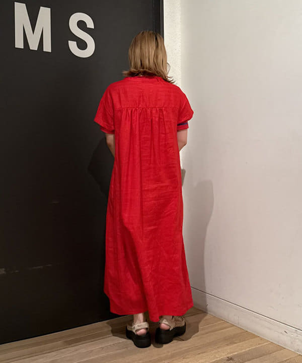 Ito_ririkaさんの「BEAMS WOMEN｜リネン タック キーネック ワンピース」を使ったコーディネート
