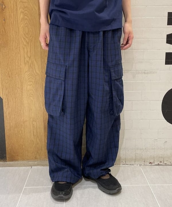 マツミヤさんの「BEAMS WOMEN｜チェック カーゴ イージーパンツ」を使ったコーディネート