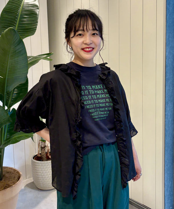 ナガオカ サキさんの「BEAMS WOMEN｜コットン リネン フリル ギャザー ショートスリーブ」を使ったコーディネート