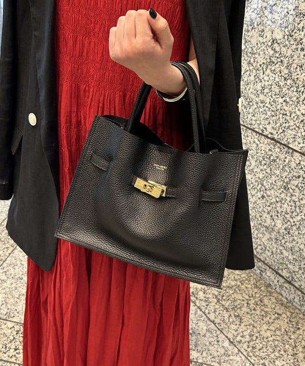 大槻 まひろさんの「BEAMS WOMEN｜【別注】ne Quittez pas / ボイル シャーリング ワンピース」を使ったコーディネート
