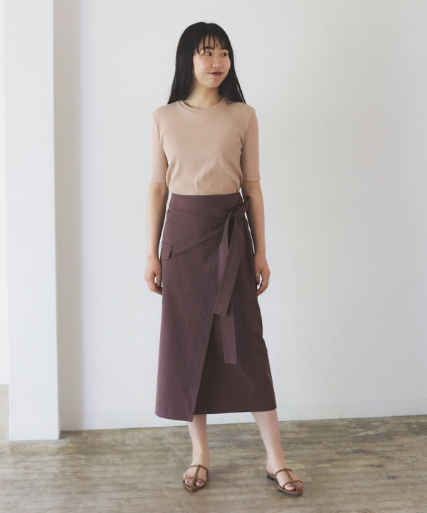 中丸　栞さんの「BEAMS WOMEN｜【別注】スタイリスト佐藤佳菜子 × SLOANE / クルーネック リブTシャツ」を使ったコーディネート