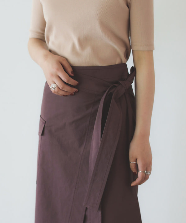 中丸　栞さんの「BEAMS WOMEN｜【別注】スタイリスト佐藤佳菜子 × SLOANE / クルーネック リブTシャツ」を使ったコーディネート