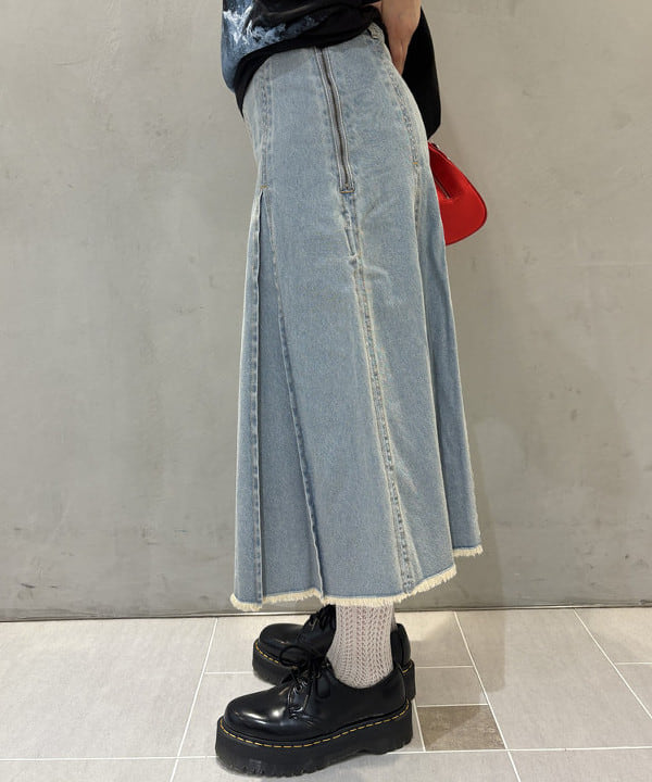 大石彩可さんの「BEAMS WOMEN｜デニム タック ミディアム スカート」を使ったコーディネート