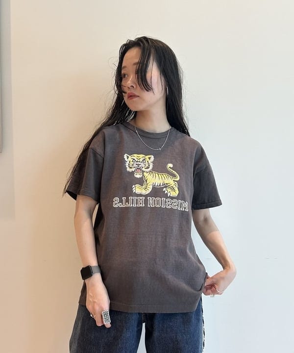 清水 彩乃さんの「BEAMS WOMEN｜【別注】WARE HOUSE / タイガー イレギュラー プリント Tシャツ」を使ったコーディネート