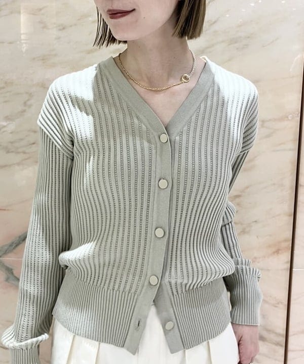 AONO SHIKAMAさんの「BEAMS WOMEN｜【別注】スタイリスト佐藤佳菜子 × SLOANE / リブ カーディガン」を使ったコーディネート