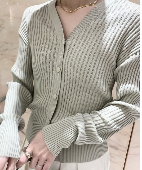 AONO SHIKAMAさんの「BEAMS WOMEN｜【別注】スタイリスト佐藤佳菜子 × SLOANE / リブ カーディガン」を使ったコーディネート