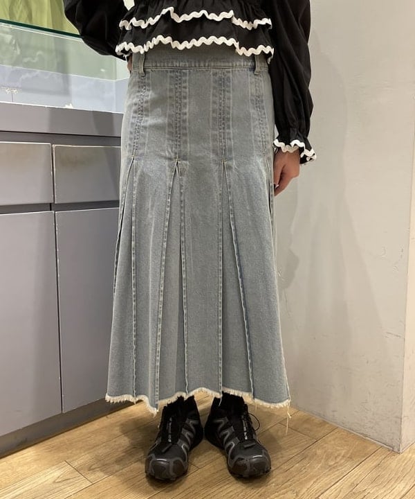 chikaさんの「BEAMS WOMEN｜デニム タック ミディアム スカート」を使ったコーディネート