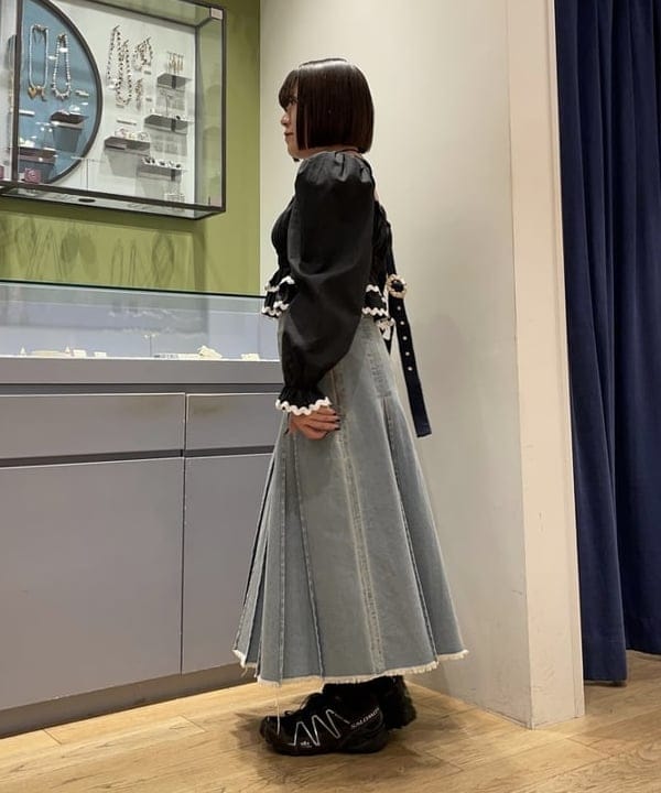 chikaさんの「BEAMS WOMEN｜デニム タック ミディアム スカート」を使ったコーディネート