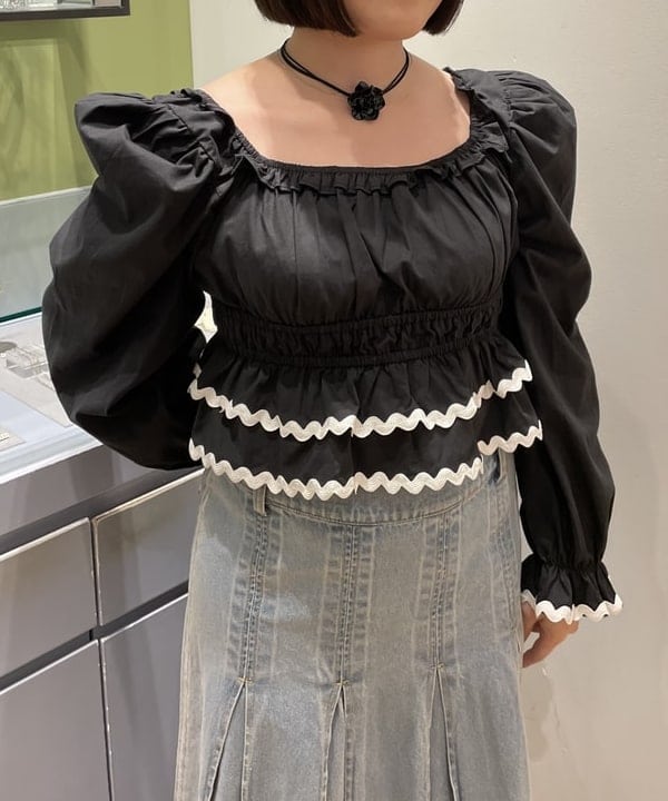 chikaさんの「BEAMS WOMEN｜デニム タック ミディアム スカート」を使ったコーディネート