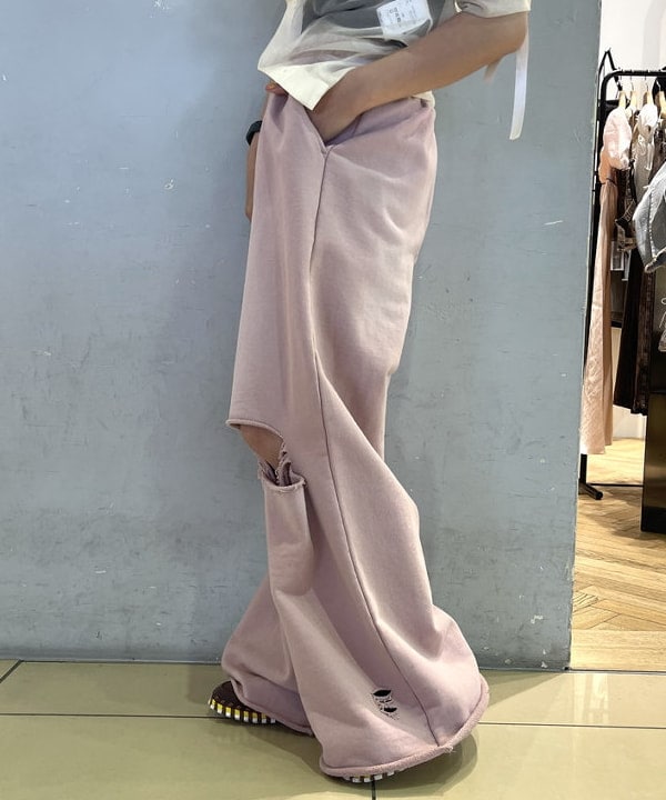 大木さんの「BEAMS WOMEN｜ダメージ スウェット パンツ」を使ったコーディネート