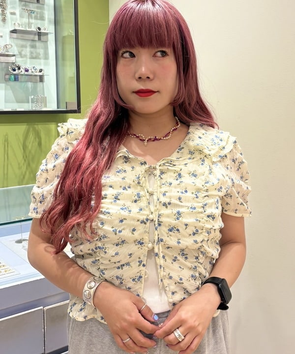 オカベ　アヤカさんの「BEAMS WOMEN｜フラワー プリント シャーリング ブラウス」を使ったコーディネート