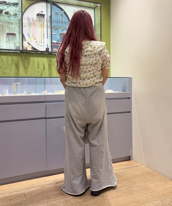 オカベ　アヤカさんの「BEAMS WOMEN｜フラワー プリント シャーリング ブラウス」を使ったコーディネート