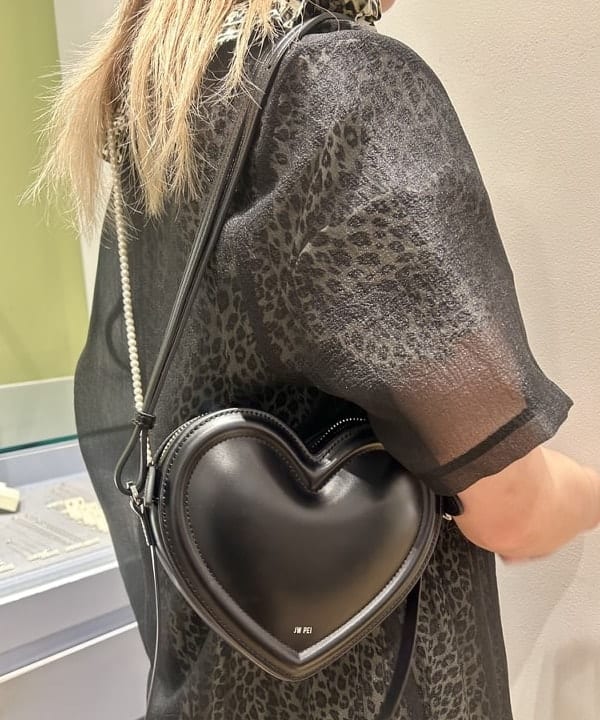 ナカノ アイさんの「BEAMS WOMEN｜JW PEI / Heart Shape Bag」を使ったコーディネート