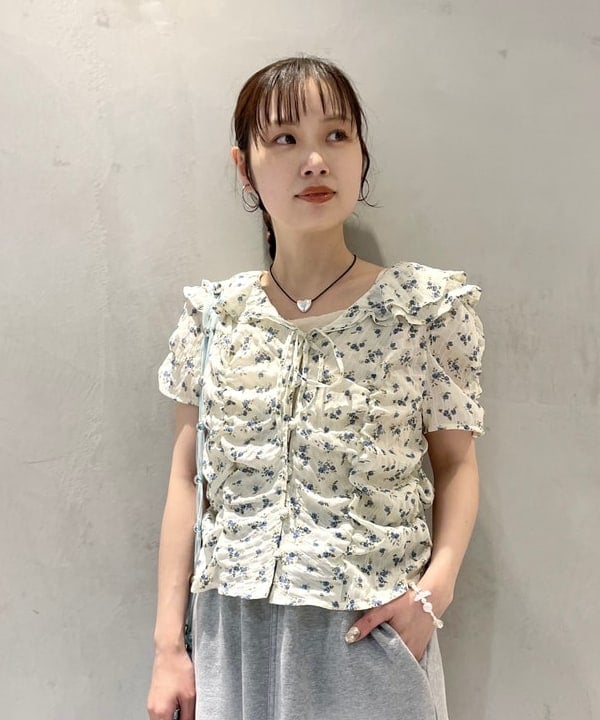 カタヤマ アヤさんの「BEAMS WOMEN｜【別注】Casselini / チュール ビーズ ミニ ショルダー」を使ったコーディネート