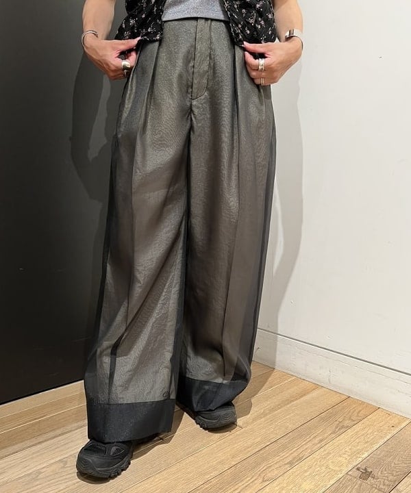 吉田 奈央さんの「BEAMS WOMEN｜フラワー プリント シャーリング ブラウス」を使ったコーディネート
