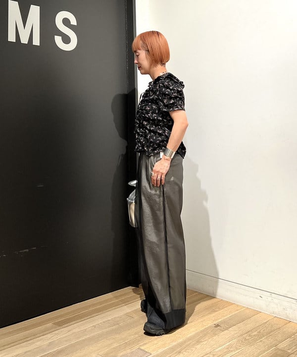 吉田 奈央さんの「BEAMS WOMEN｜フラワー プリント シャーリング ブラウス」を使ったコーディネート