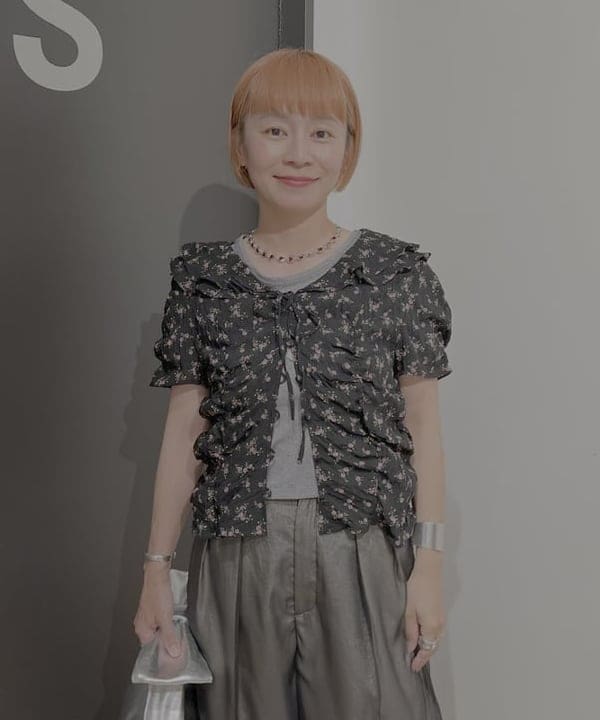 吉田 奈央さんの「BEAMS WOMEN｜フラワー プリント シャーリング ブラウス」を使ったコーディネート