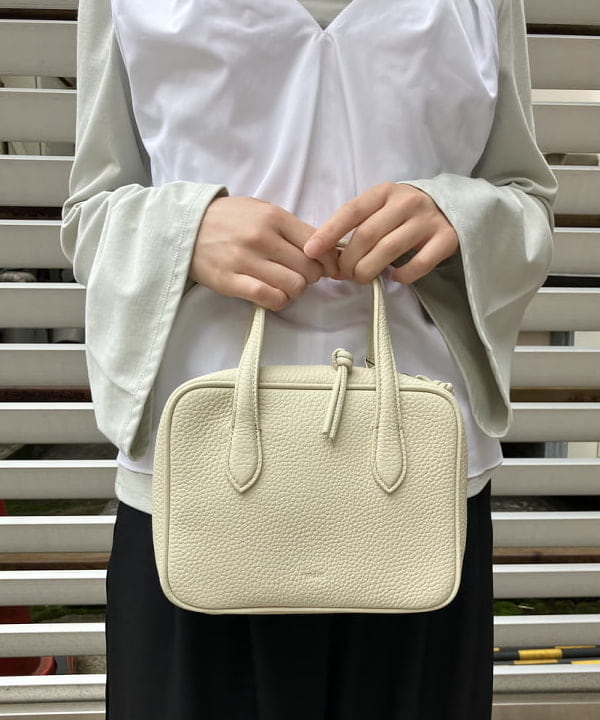 Kanaeさんの「BEAMS WOMEN｜AK+1 / コットン ツイストショルダー ブラウス」を使ったコーディネート