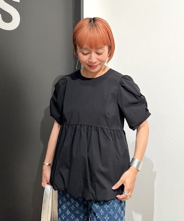 吉田 奈央さんの「BEAMS WOMEN｜ギャザースリーブ バルーン ブラウス」を使ったコーディネート
