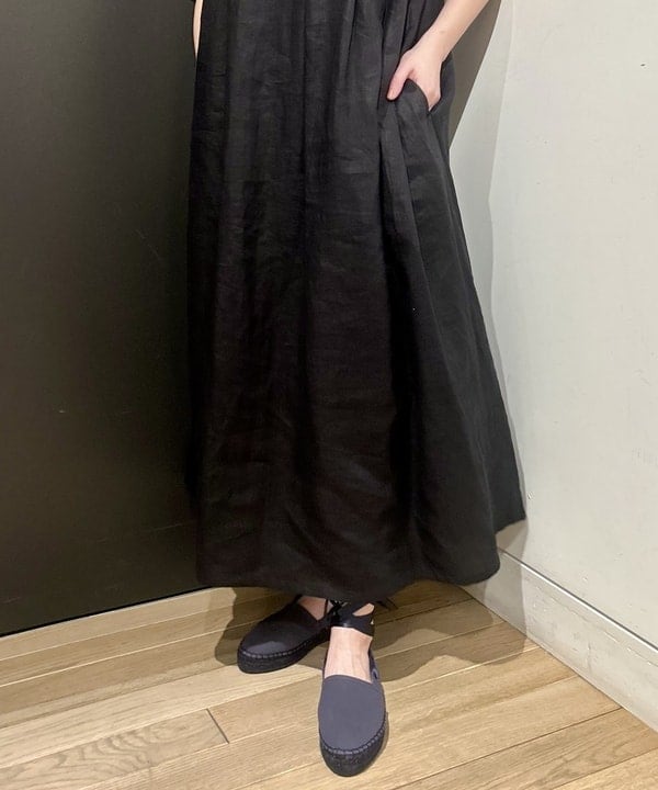 早川 萌子さんの「BEAMS WOMEN｜リネン タック キーネック ワンピース」を使ったコーディネート