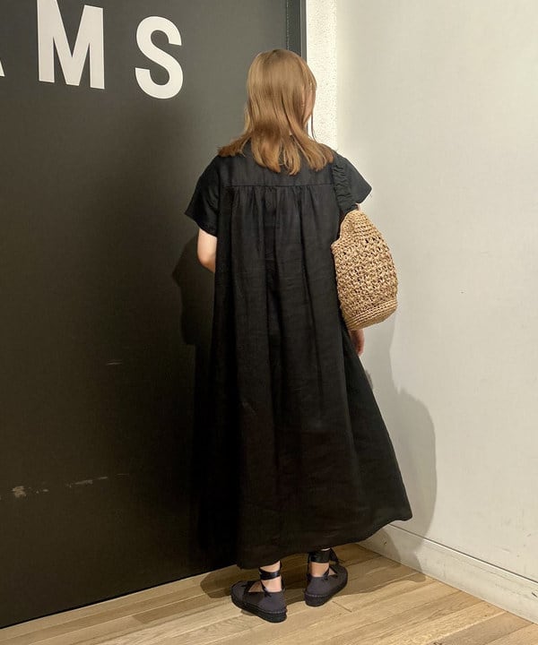 早川 萌子さんの「BEAMS WOMEN｜リネン タック キーネック ワンピース」を使ったコーディネート