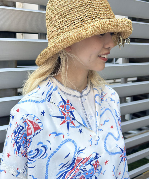 MATSUMOTO AMIさんの「BEAMS WOMEN｜【別注】SUN SURF / セーラー シャツ」を使ったコーディネート