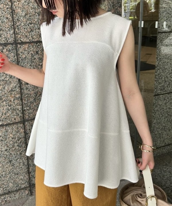 大槻 まひろさんの「BEAMS WOMEN｜ラッセルメッシュ ノースリーブ プルオーバー」を使ったコーディネート