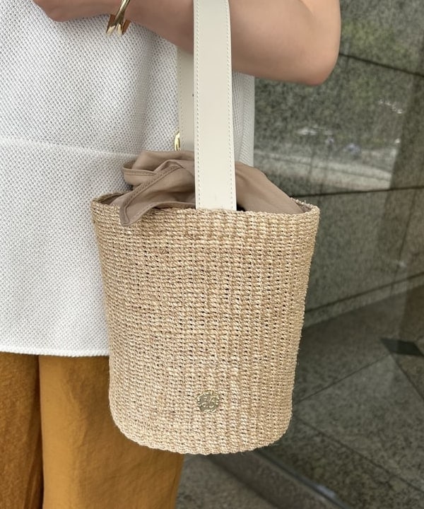 大槻 まひろさんの「BEAMS WOMEN｜ラッセルメッシュ ノースリーブ プルオーバー」を使ったコーディネート