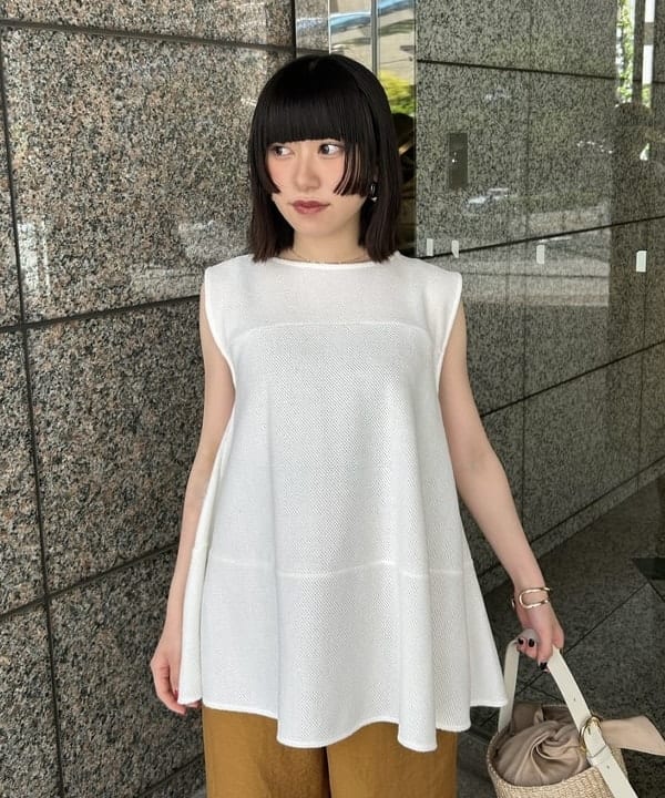 大槻 まひろさんの「BEAMS WOMEN｜ラッセルメッシュ ノースリーブ プルオーバー」を使ったコーディネート