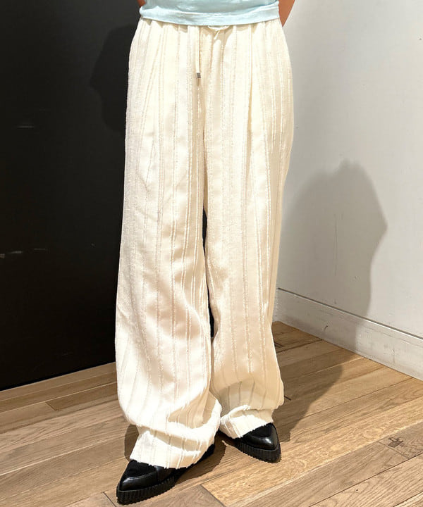 佐藤 亜美さんの「BEAMS WOMEN｜ストライプ ジャカード ワイド パンツ」を使ったコーディネート